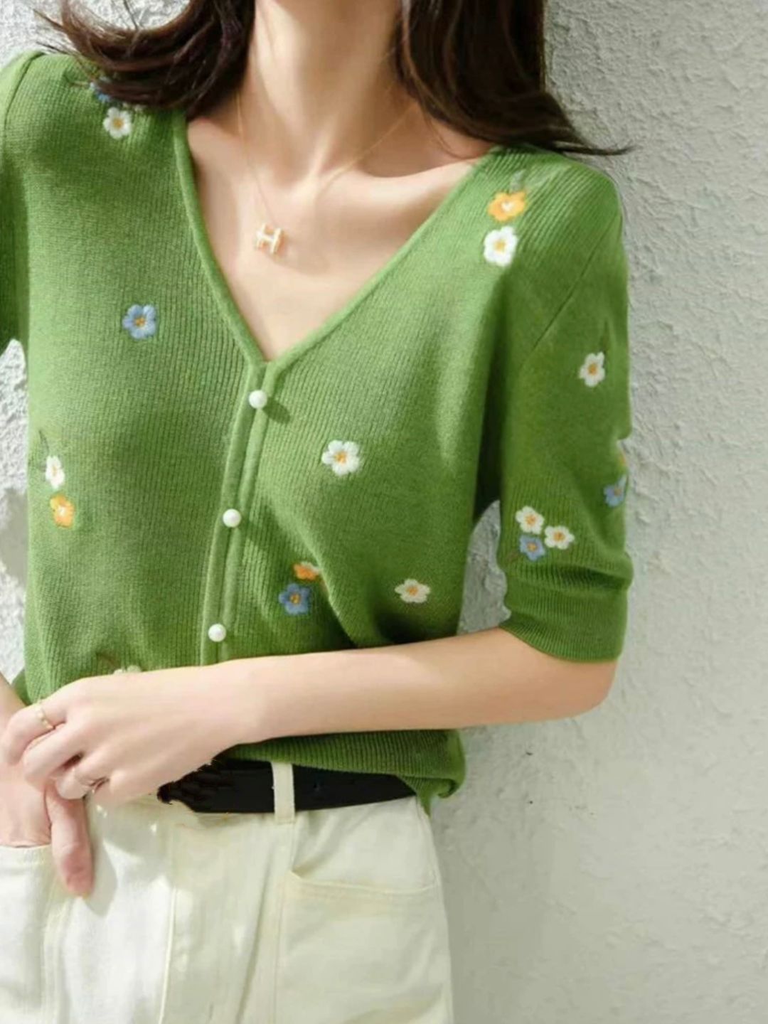 Embroidered Flower Knitted V-neck T-shirt - Black