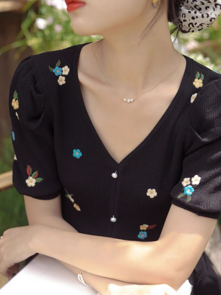 Embroidered Flower Knitted V-neck T-shirt