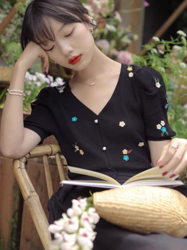 Embroidered Flower Knitted V-neck T-shirt - Black