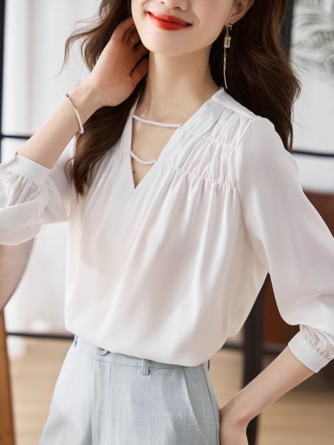 Versatile Pearl Chain Chic Top - Black