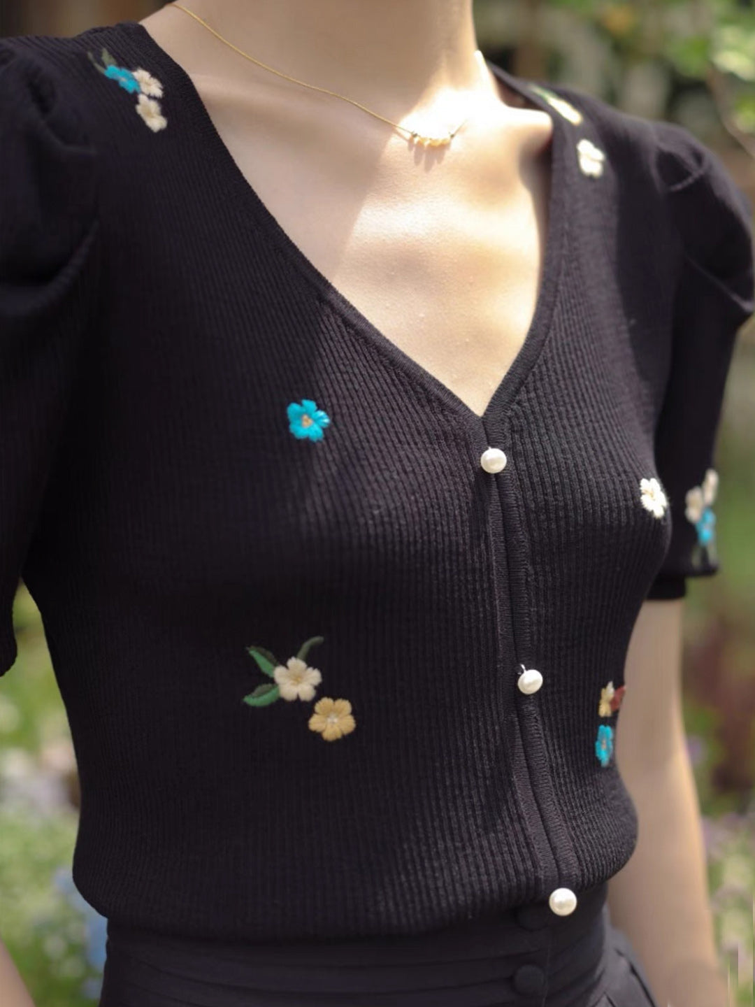 Embroidered Flower Knitted V-neck T-shirt - Black