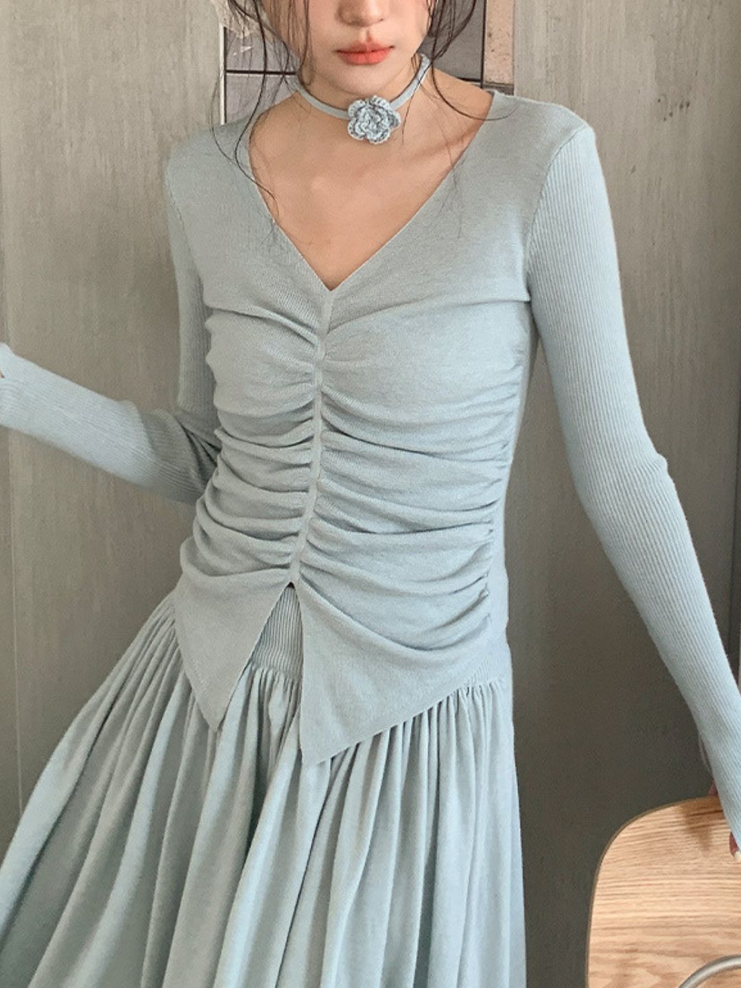 Pleated Slim Fit V-Neck Knitted