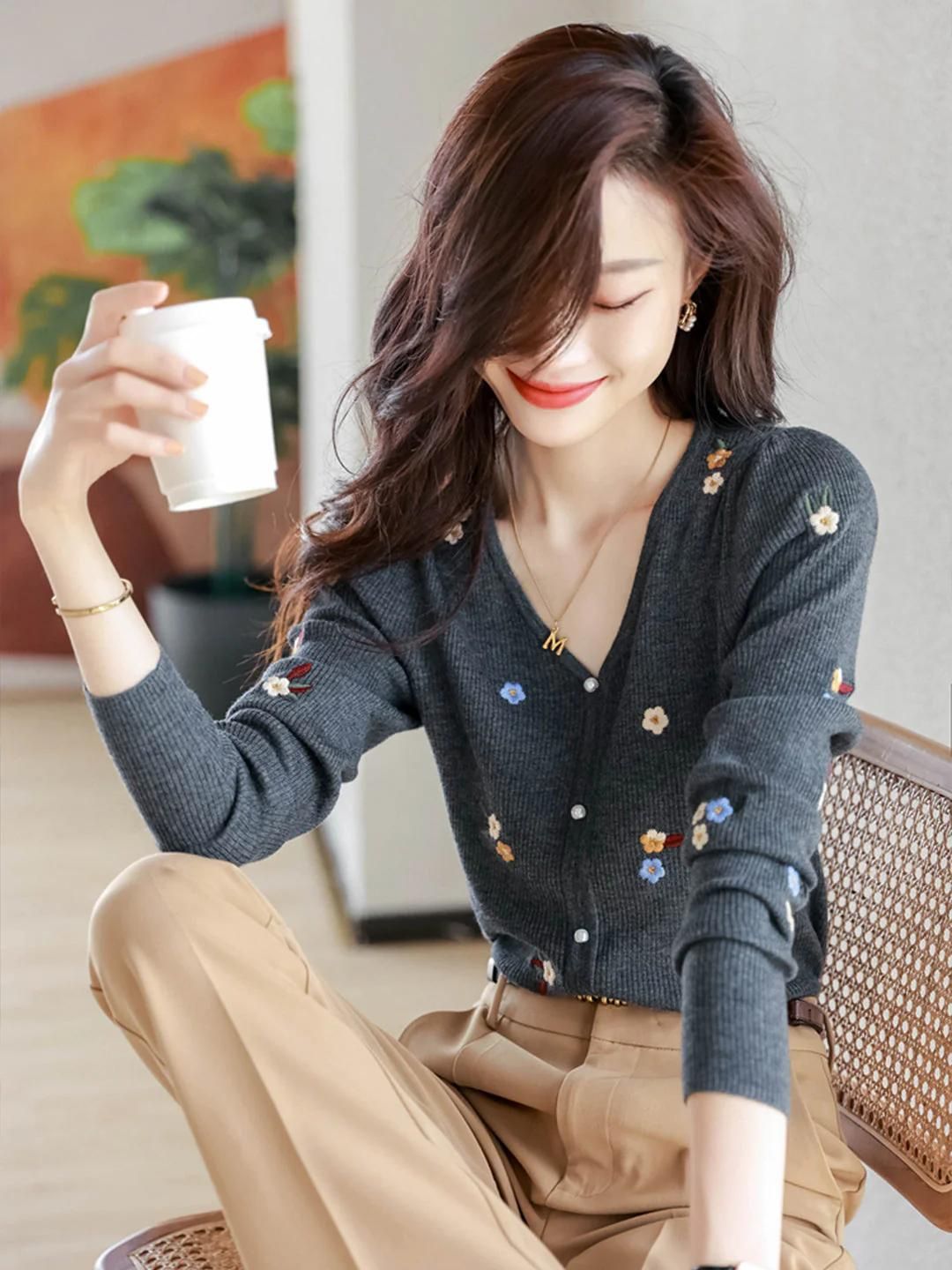 Embroidered Knitted V-neck Long-sleeved Top -Grey