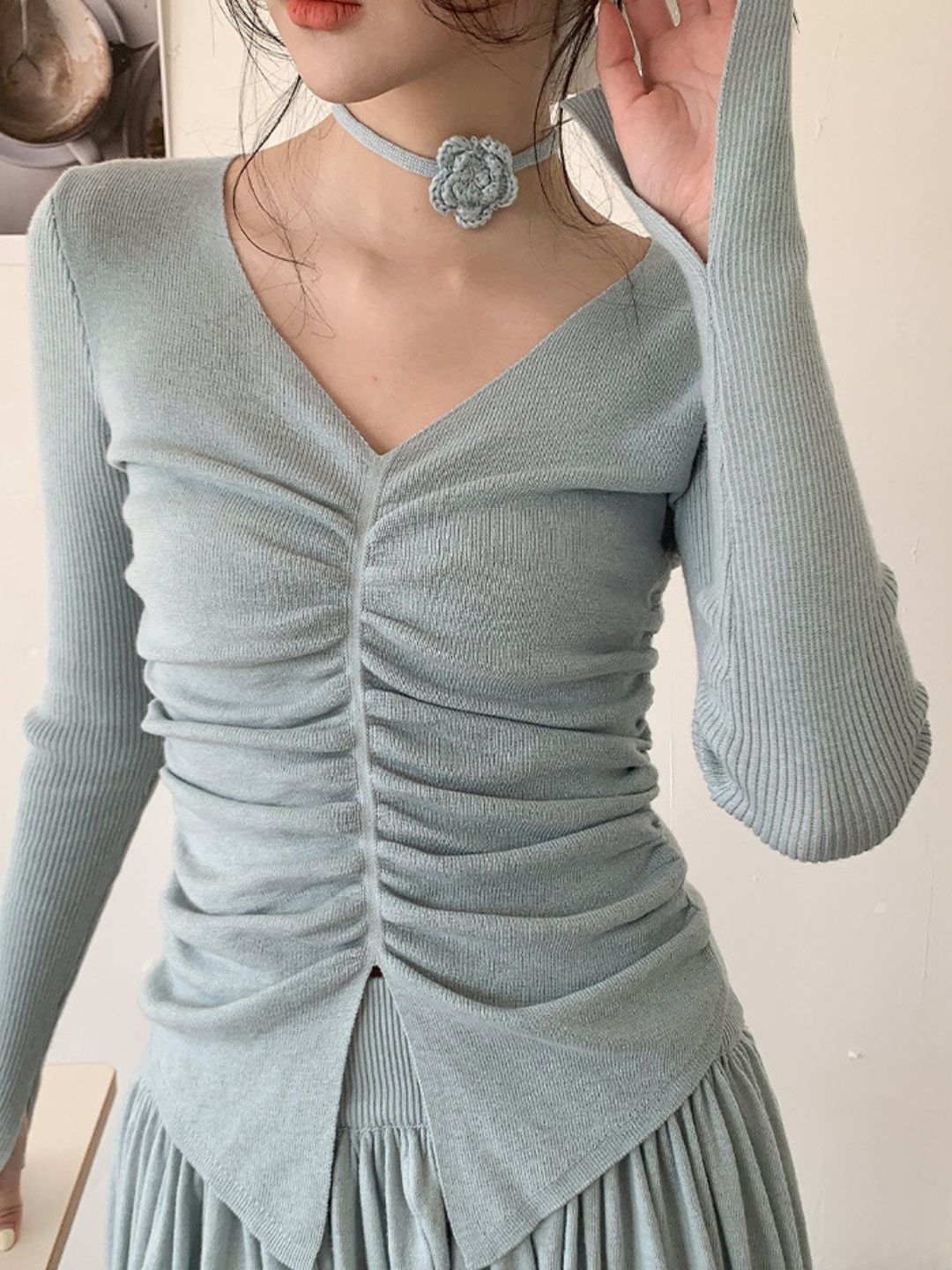 Pleated Slim Fit V-Neck Knitted