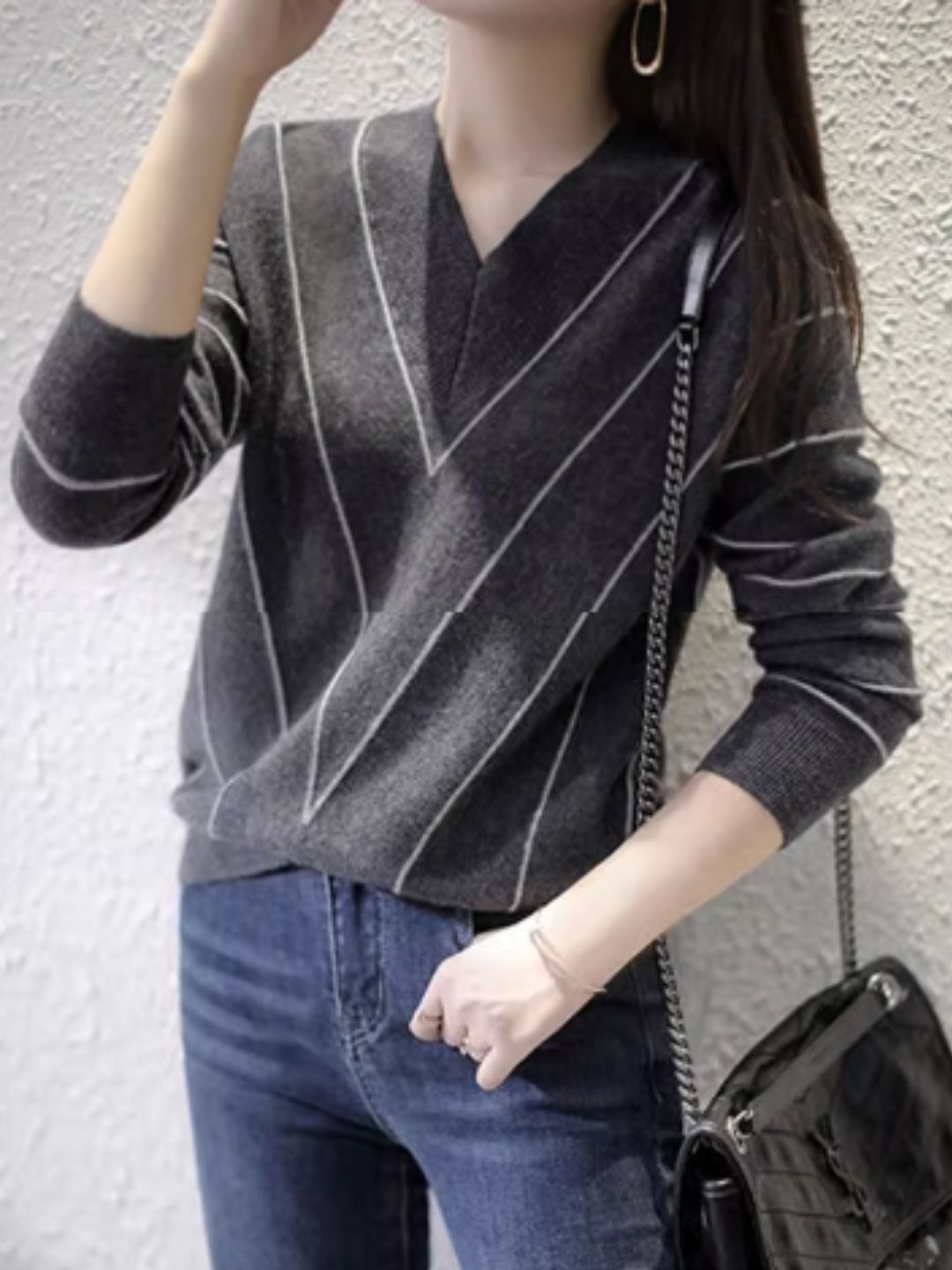 Fashionable V-neck Long-sleeved Sweater