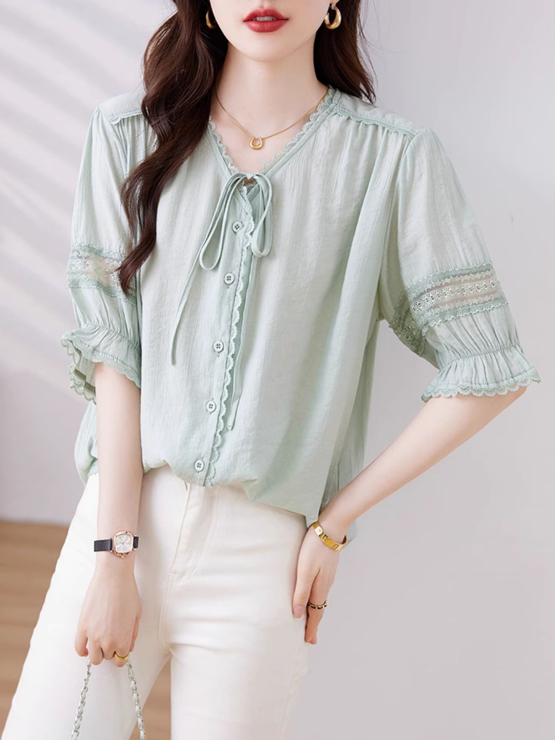 Chic Hollow V-neck Shirt