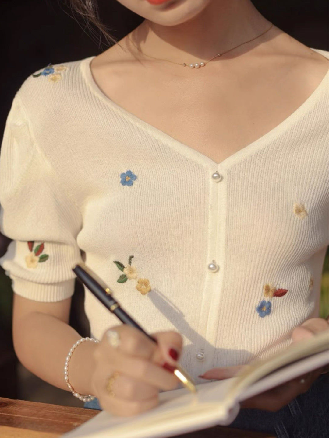Embroidered Flower Knitted V-neck T-shirt