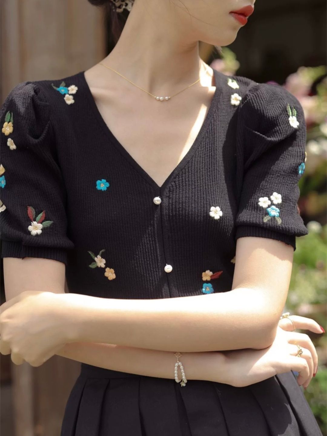 Embroidered Flower Knitted V-neck T-shirt