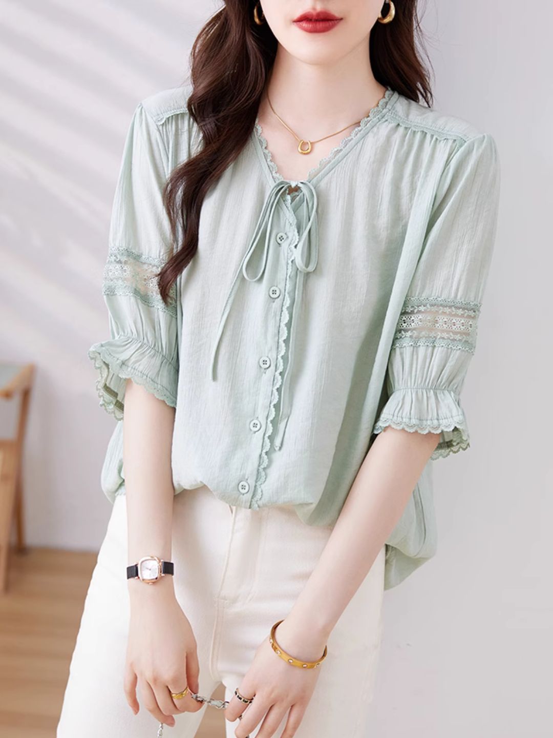 Chic Hollow V-neck Shirt