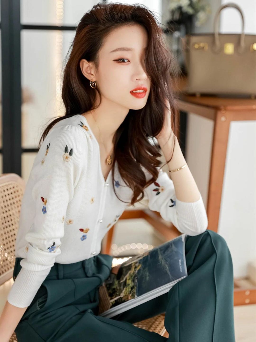 Embroidered Knitted V-neck Long-sleeved Top -Grey