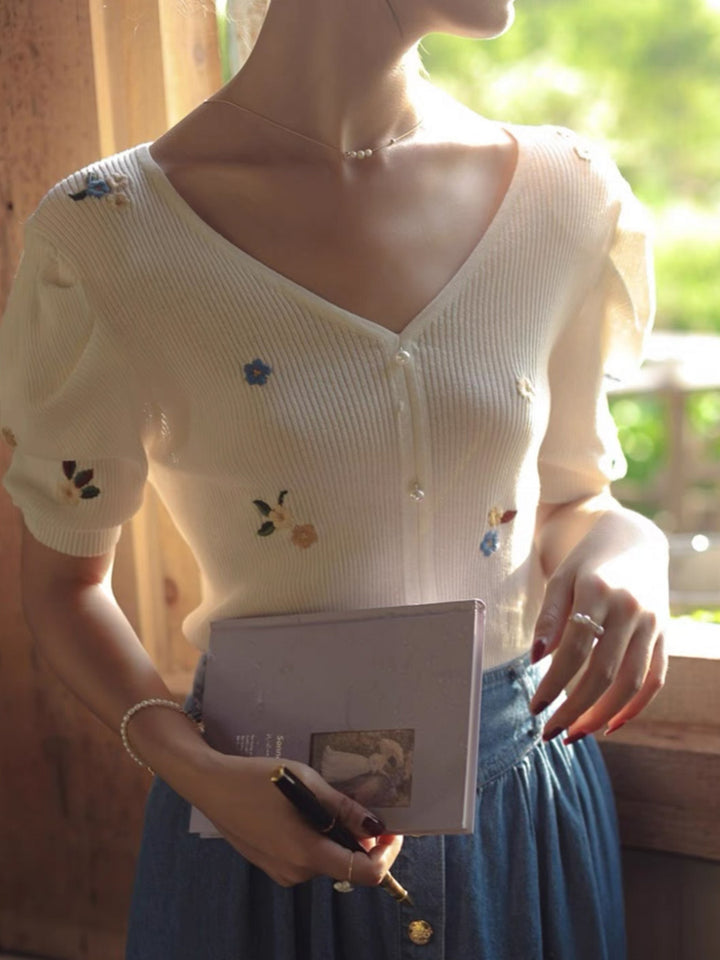Embroidered Flower Knitted V-neck T-shirt