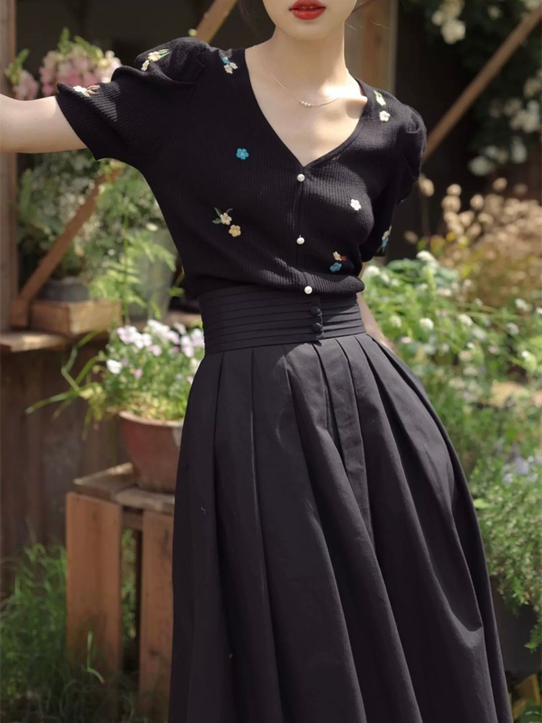 Embroidered Flower Knitted V-neck T-shirt - Black