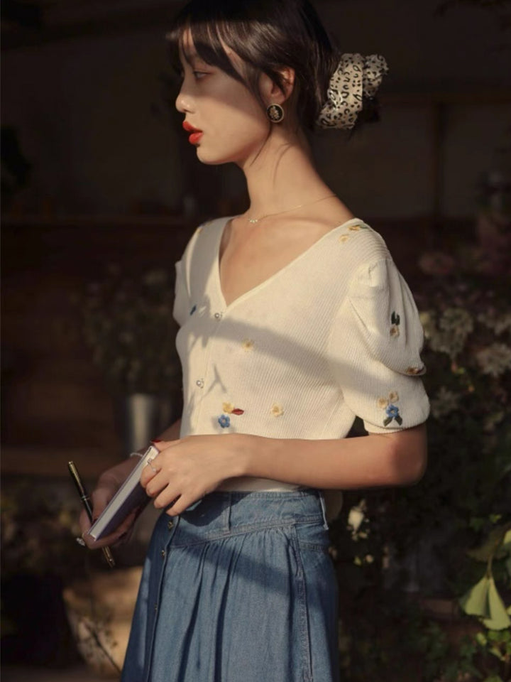 Embroidered Flower Knitted V-neck T-shirt