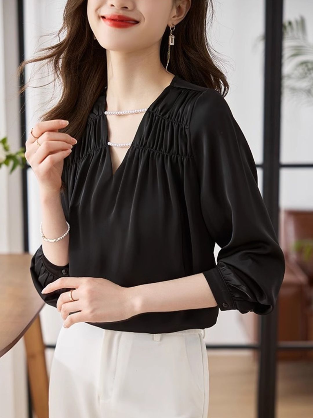 Versatile Pearl Chain Chic Top - Black