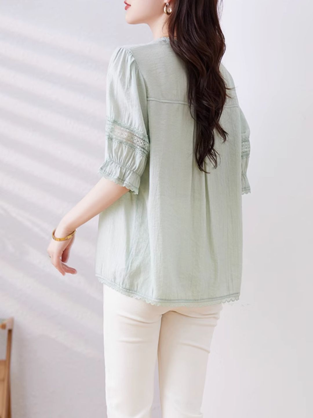 Chic Hollow V-neck Shirt