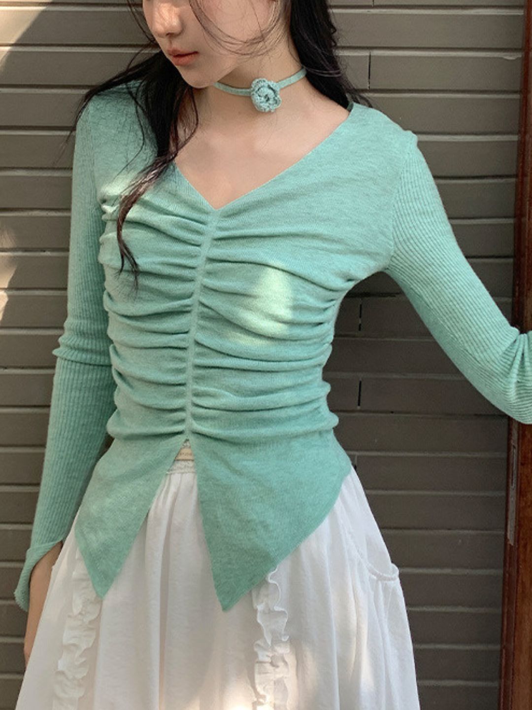 Pleated Slim Fit V-Neck Knitted