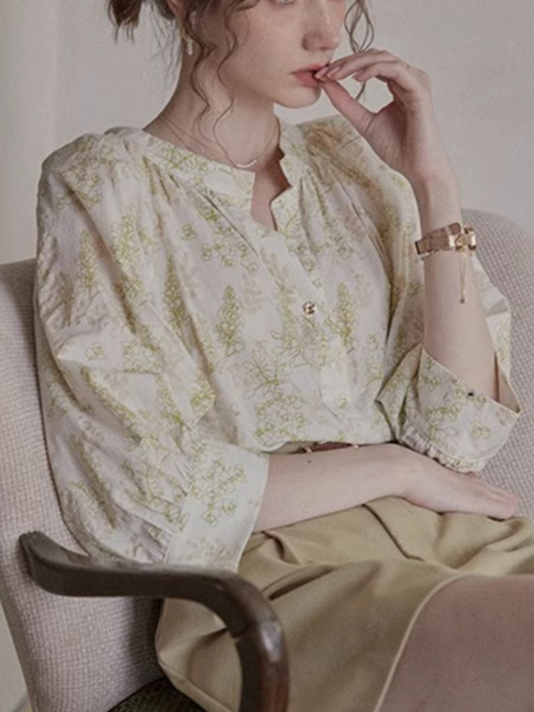 Retro v-neck floral shirt